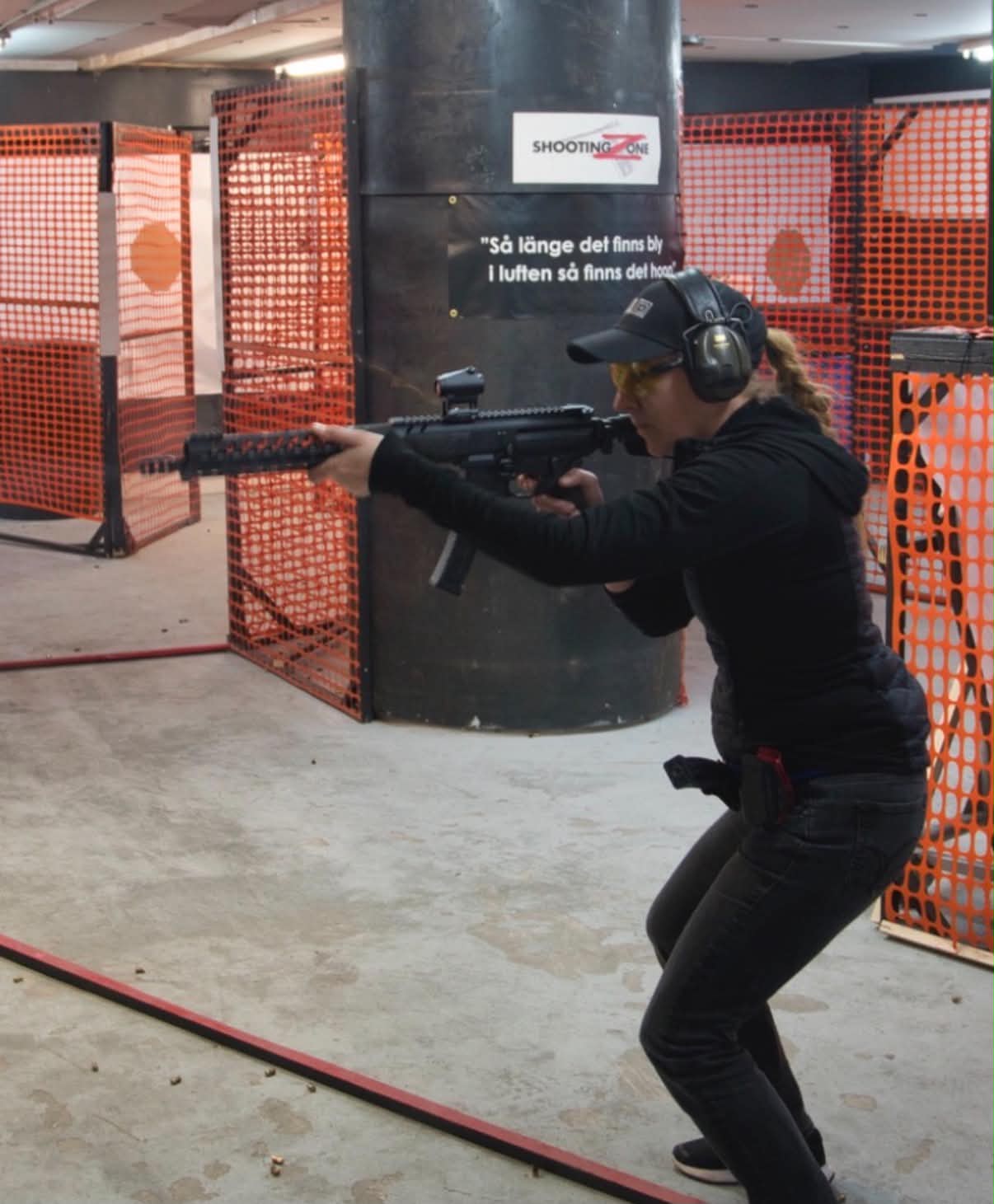 Skytt med pistolkaliberkarbin på ShootingZones bana